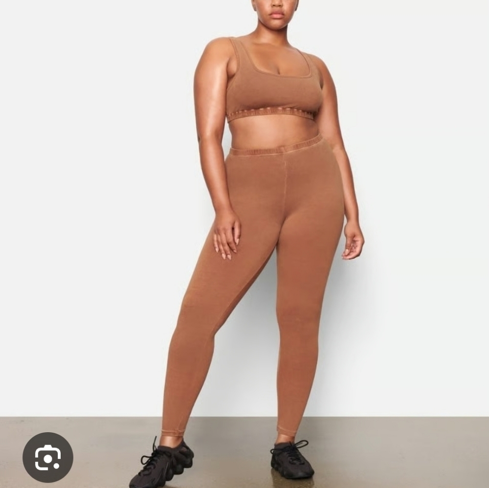 SKIMS Camel Outdoor Tshirt and Leggings Set - Picture 13 of 15